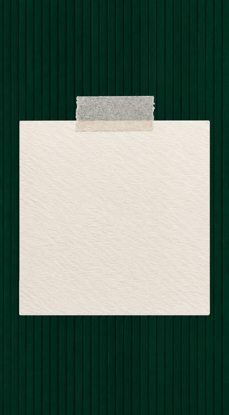 Nota de papel con cinta sobre fondo verde